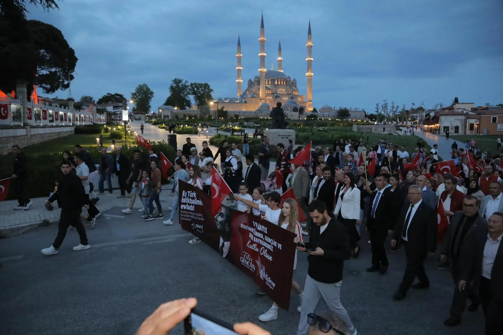 EDİRNE’DE 19 MAYIS: SOKAKLARDA FENER ALAYI, SAHNEDE EMRE AYDIN galeri görseli
